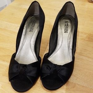 Kenneth Cole peep-toe pump